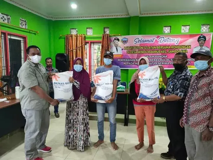 3.606 KPM Di Kecamatan Sampolawa Dan Lapandewa Terima Bantuan Beras PPKM