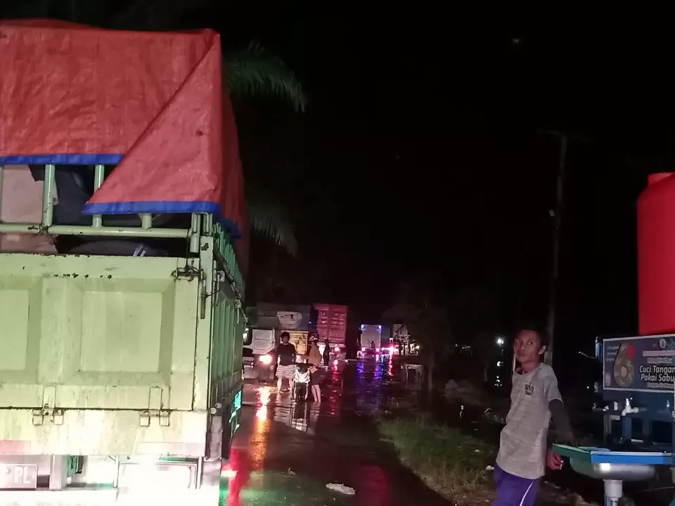 Samaturu Banjir, Lebih Satu Jam Jalan Trans Sulawesi Tidak Bisa Dilalui