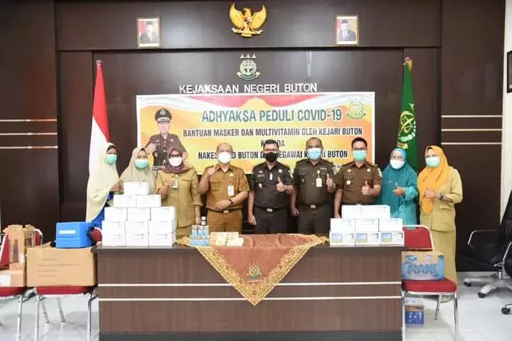Kajari Buton Salurkan Masker dan Multivitamin di RSUD