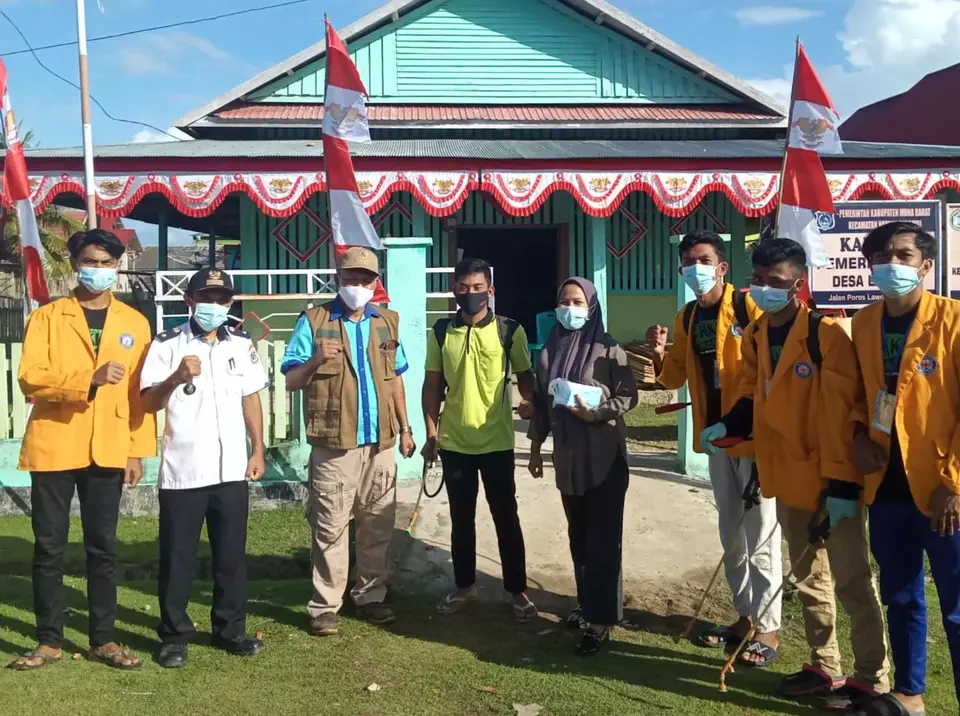 Pemdes La Tawe Bersama Mahasiswa KKN UHO Bagikan Masker