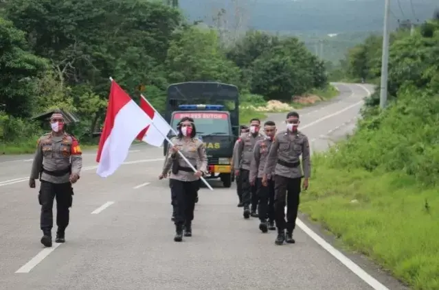 Rayakan HUT RI ke-76, Polres Buton Ekspedisi Merah Putih di Bukit Teletubis