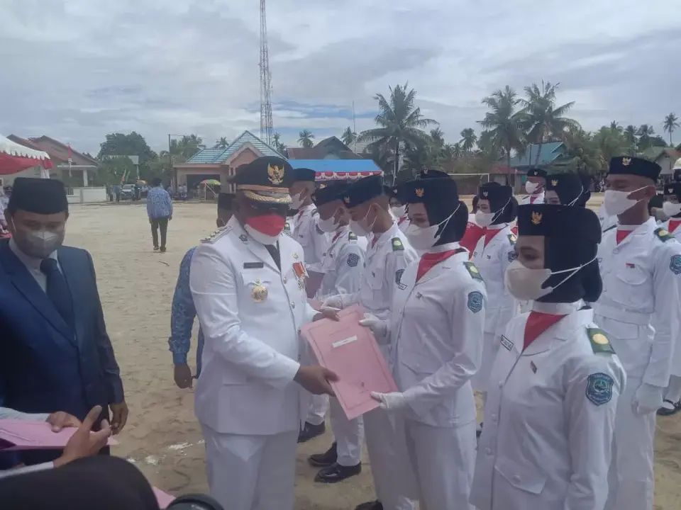Sukses Kibarkan Bendera Merah Putih, Bupati Buteng Beri Bonus pada Paskibra