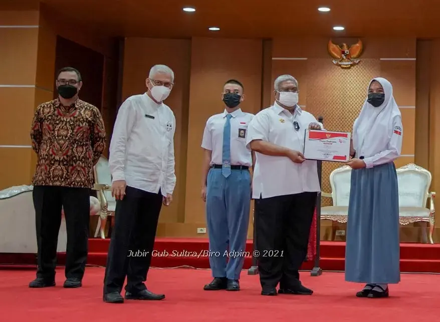 Ali Mazi Memberikan Cendramata dan Penghargaan Buat Paskibra