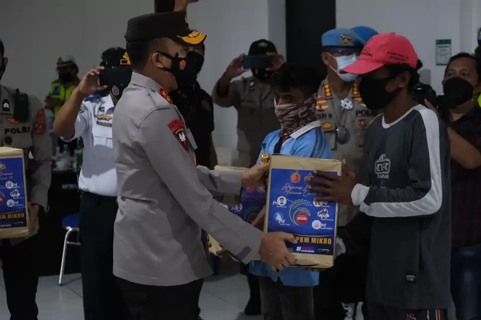 Buruh Pelabuhan dan Nelayan Dapat Sembako dari TNI-Polri