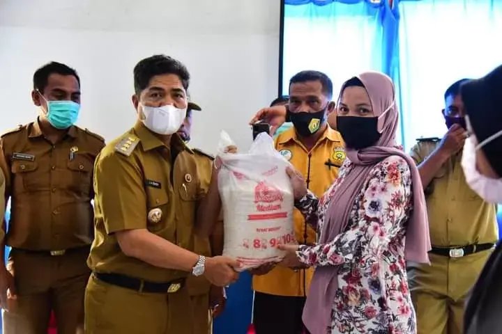 Launching Si Gadis Desa, La Bakry Salurkan BPNT di Wabula