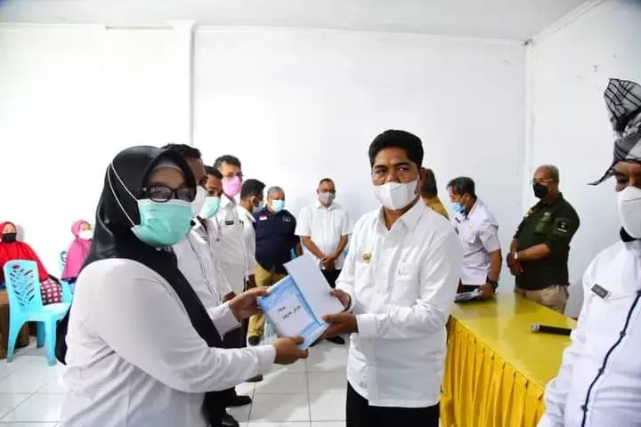 La Bakry Serahkan SPPT dan PBB tahun 2021 di Lasalimu Selatan