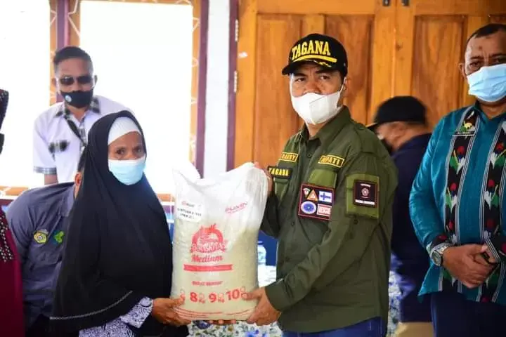 845 KPM di Siotapina dan Lasalimu dapat BPNT dari La Bakry
