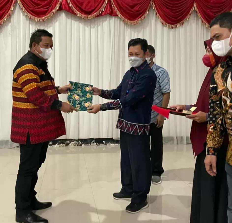 DPP IKAPTK Anugerahi PIN Kehormatan ASTHA BRATA Kepada Bupati Muna