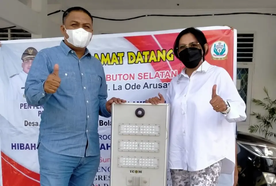 Indonesia Terang: Pemkab Busel Terima Hibah 1000 Unit Lampu PJU Tenaga Surya