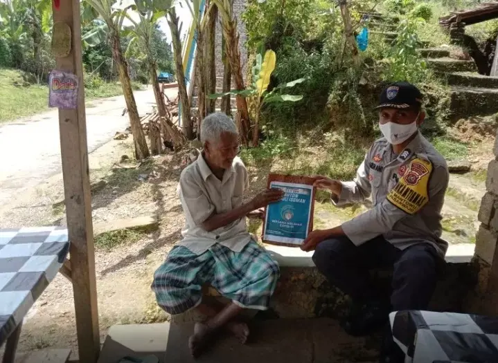 Polsek Pasarwajo Bagi Paket Sembako dan Obat kepada Warga Isoman