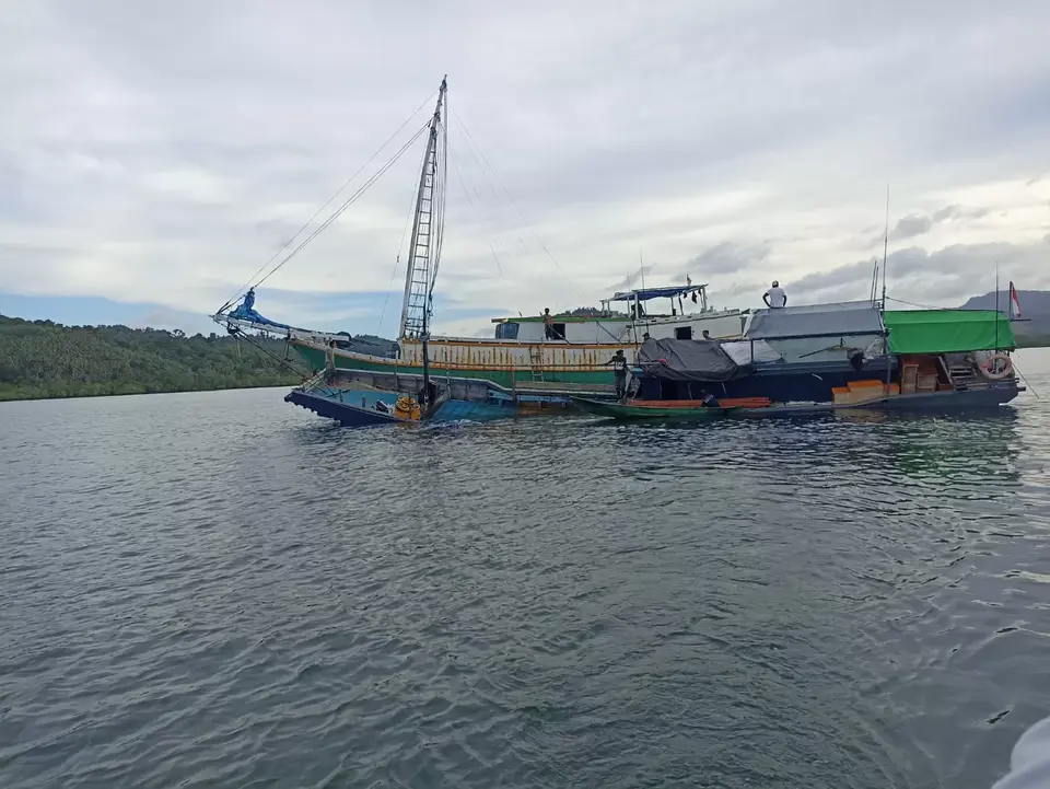 Kapal Tujuan Wanci Karam di Teluk Kamaru Buton