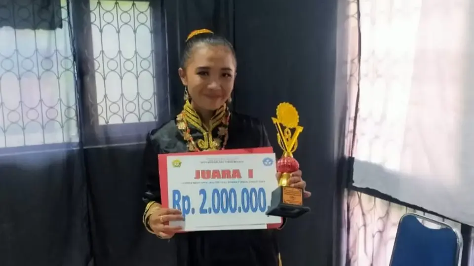 Siswi SMAN 1 Baubau, Amelia Margarethaa Juara 1 Lomba Lagu Daerah Tingkat Sultra