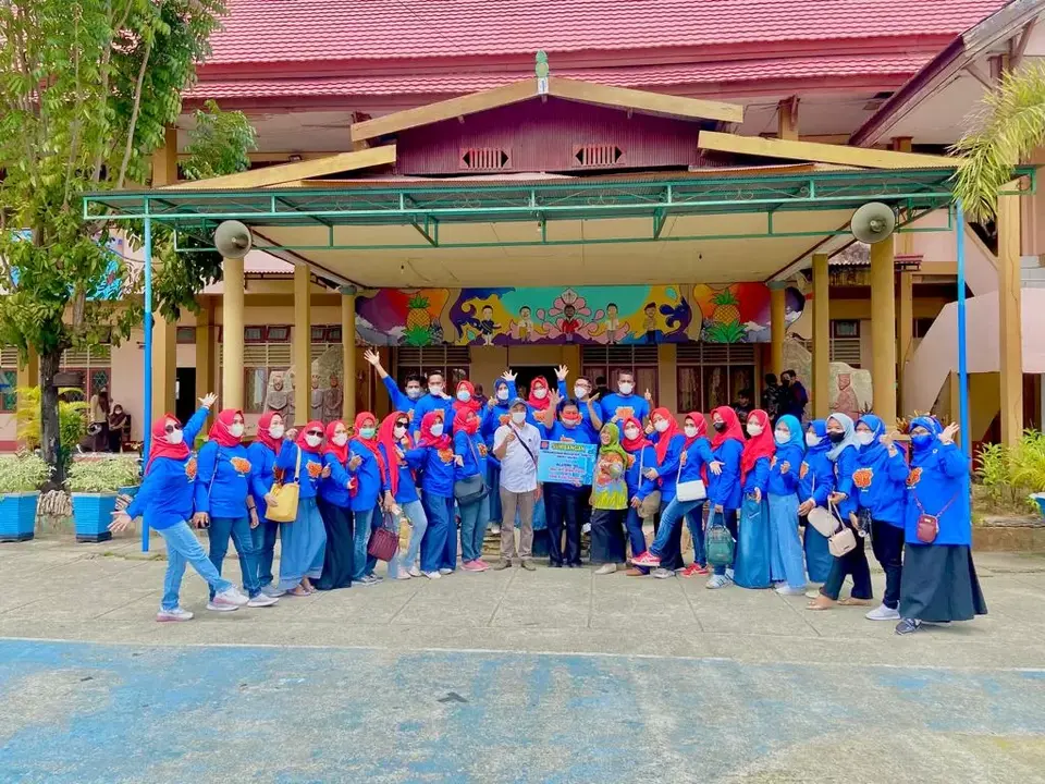 Rp 72,5 Juta dan 100 Sak Semen, Alumni 98 Bantu Revitalisasi Masjid Nur Tarbiyah SMA Negeri 1 Baubau
