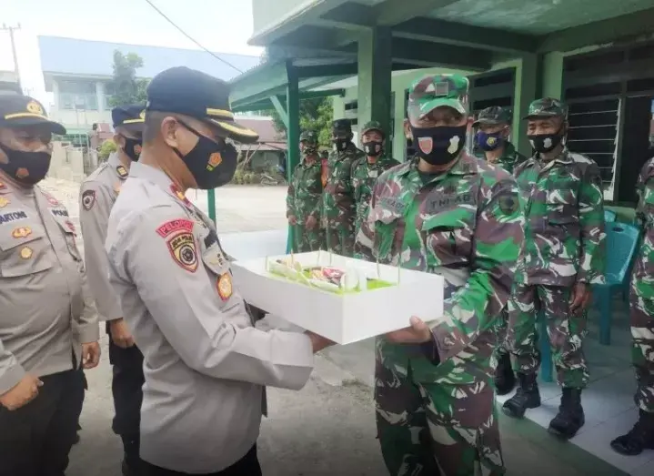 HUT TNI ke 76, Wakapolres Buton Beri Kado Kejutan Danramil Pasarwajo