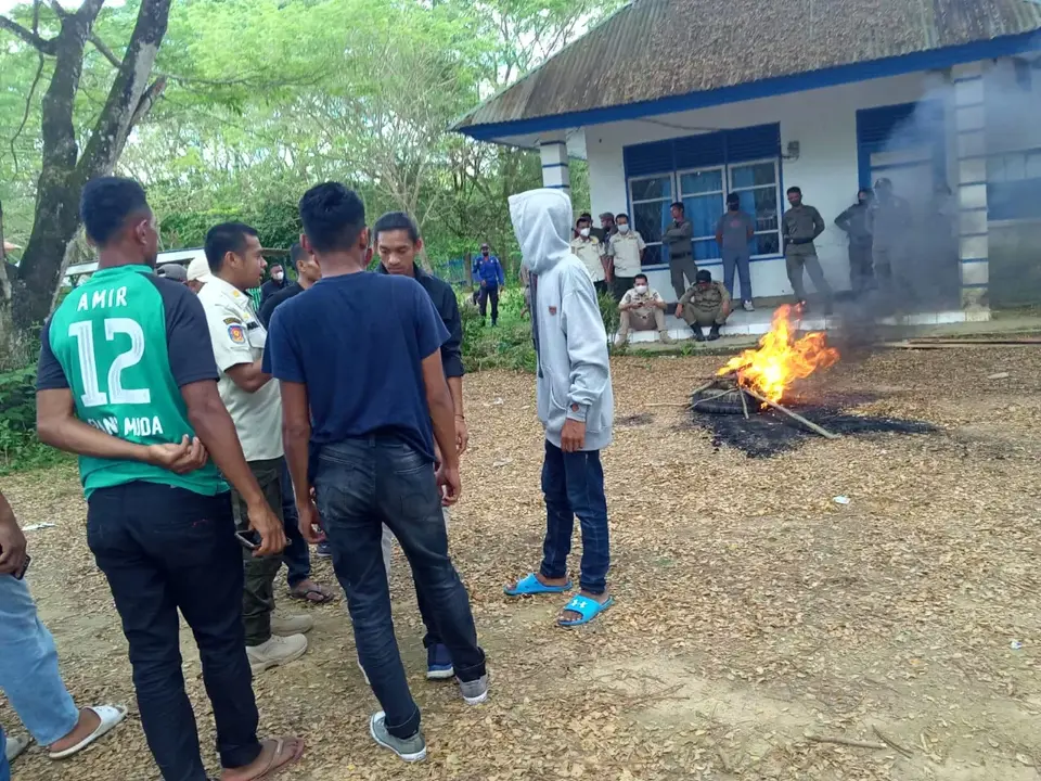 Aliansi Mahasiswa La Woro Menggugat Demo di Kantor ULP Mubar