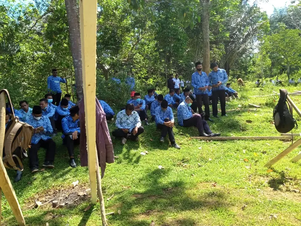 PNS Asyik Nongkrong Saat Upacara HUT Mubar ke-7