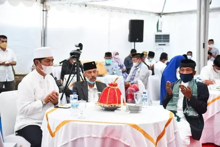 Bupati Buton Hadiri Takziah Ibunda Gubernur Ali Mazi