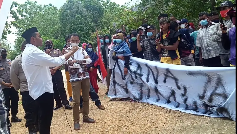 Tuntut Perbaikan Jalan, Front Rakyat Kampobalano Demo di DPRD Mubar