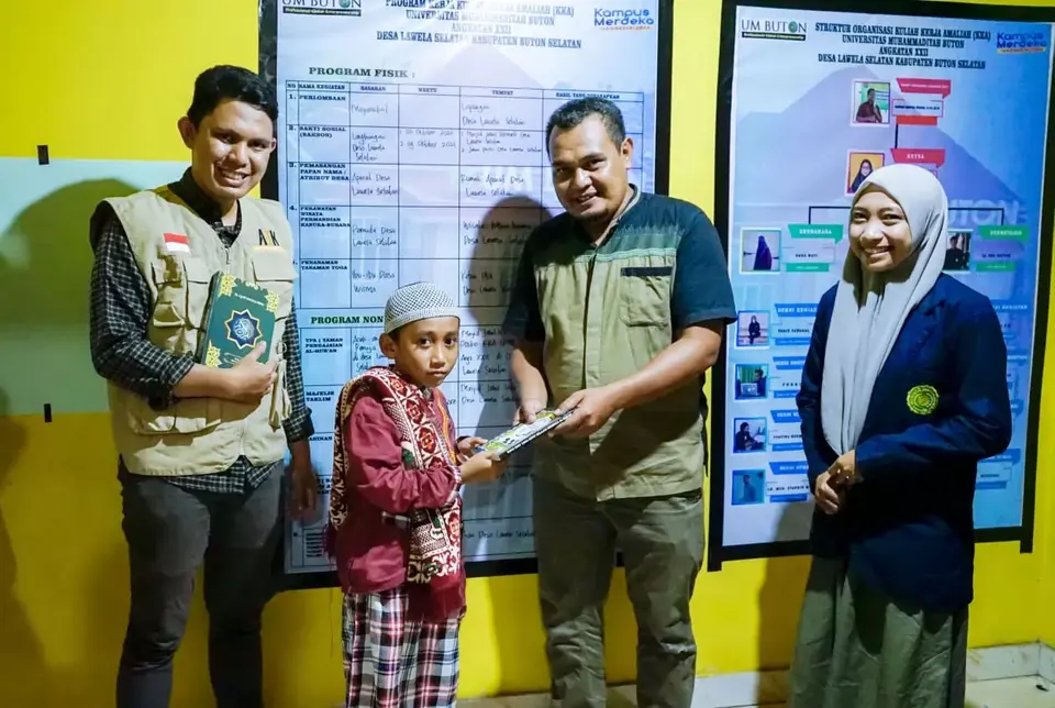 Mahasiswa KKA UMB Bagikan Al-Qur'an di Desa Lawela Selatan