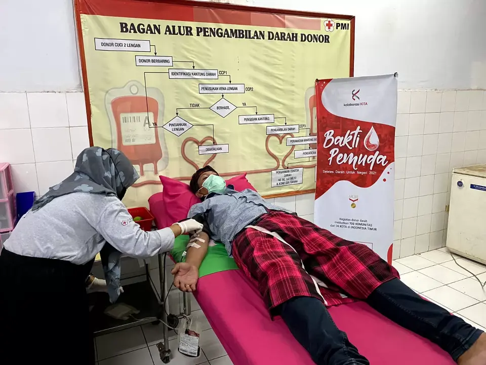 Saat Donor Darah, Komunitas di Baubau Kenakan Sarung Tenun Khas Buton