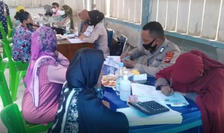 Tim Vaksinator Polres Buton Sasar Warga Bahari Makmur