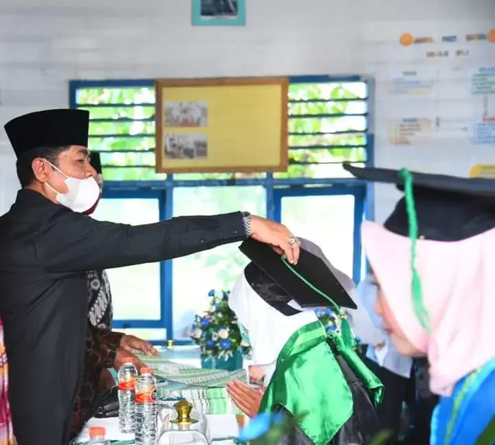 100 Santri Terima Beasiswa Prestasi Dari La Bakry