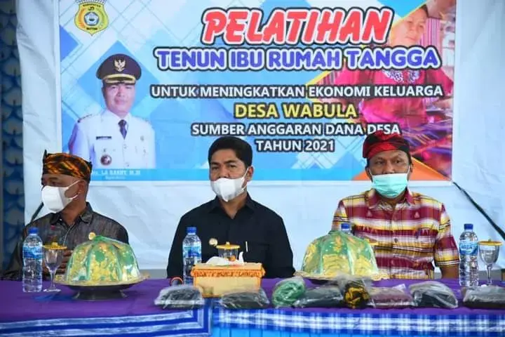 La Bakry Apresiasi IRT Wabula Pertahankan dan Tingkatkan Tenun Buton