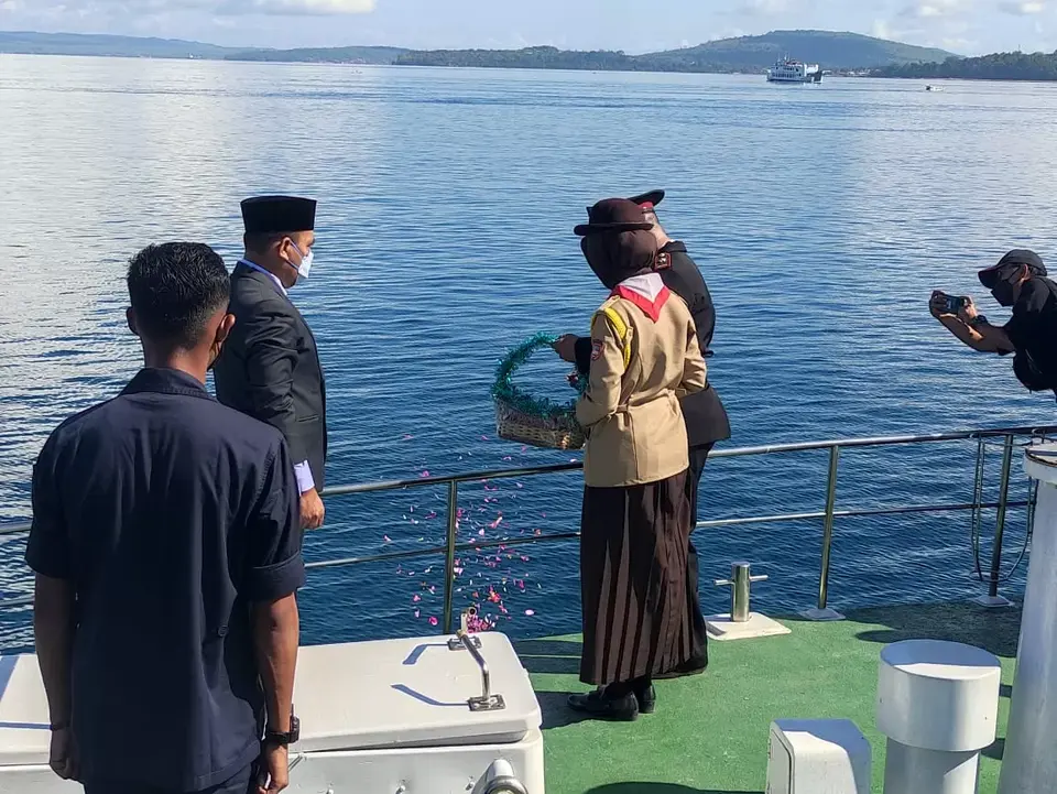 Ketua DPRD Baubau Pimpin Tabur Bunga 10 November