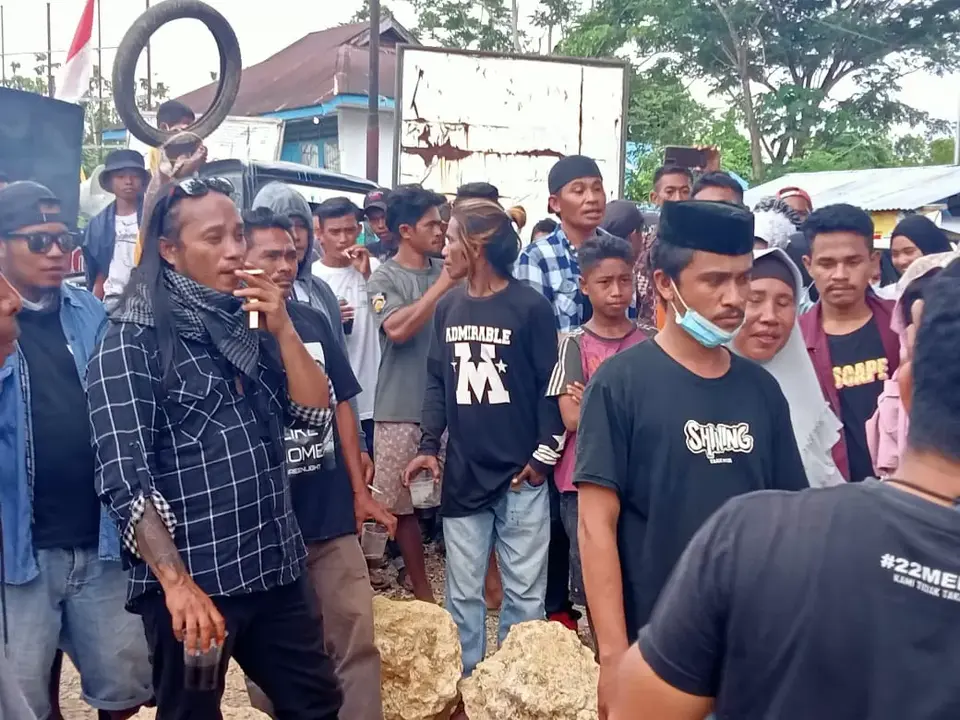 Blokir Jalan Provinsi, Tagih Janji Politik AMAN