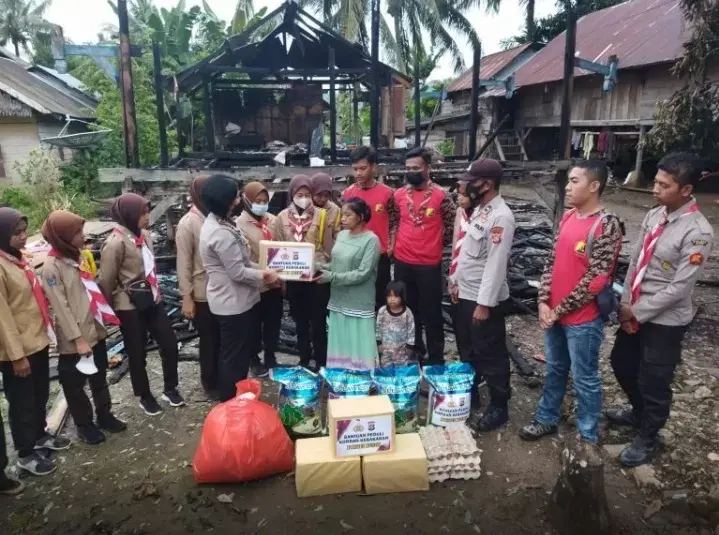 Polsek Kapontori Bantu Korban Kebakaran di Desa Lambusango Timur