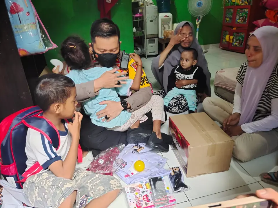 Kapolres Baubau Salurkan Bantuan Kepada Dua Pelajar Bertukar Sepatu
