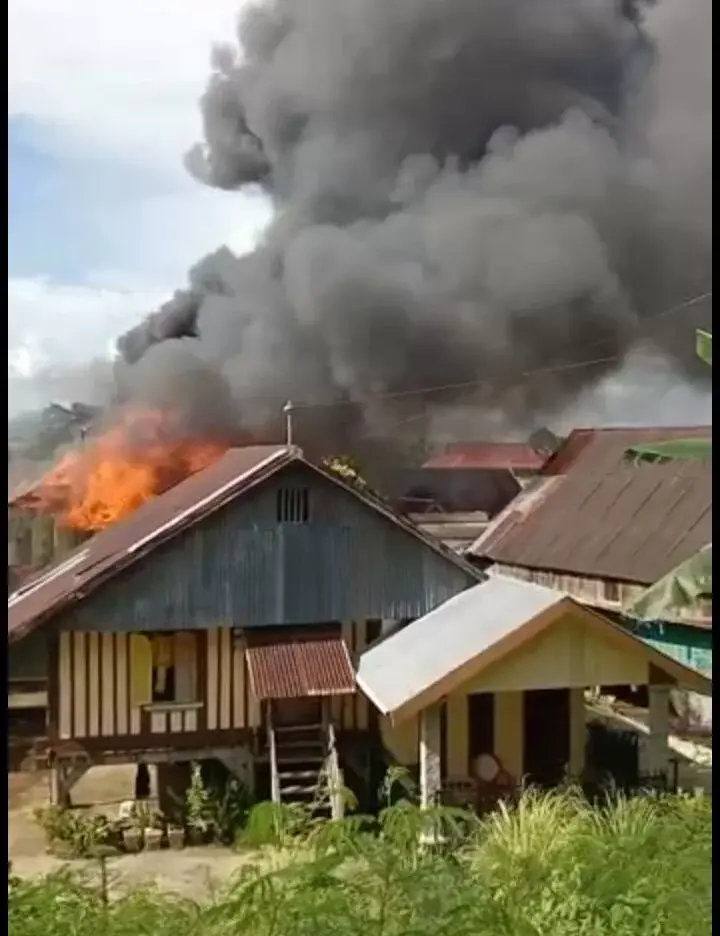 Rumah Panggung Tidak Berpenghuni Ludes Terbakar