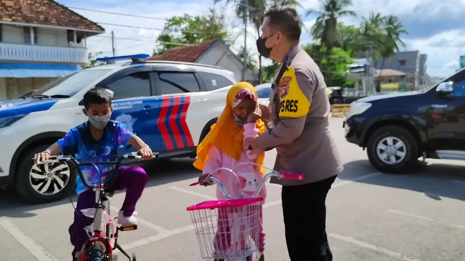 Kapolres Beri Hadiah Sepeda Kepada Dua Siswa Viral di Baubau