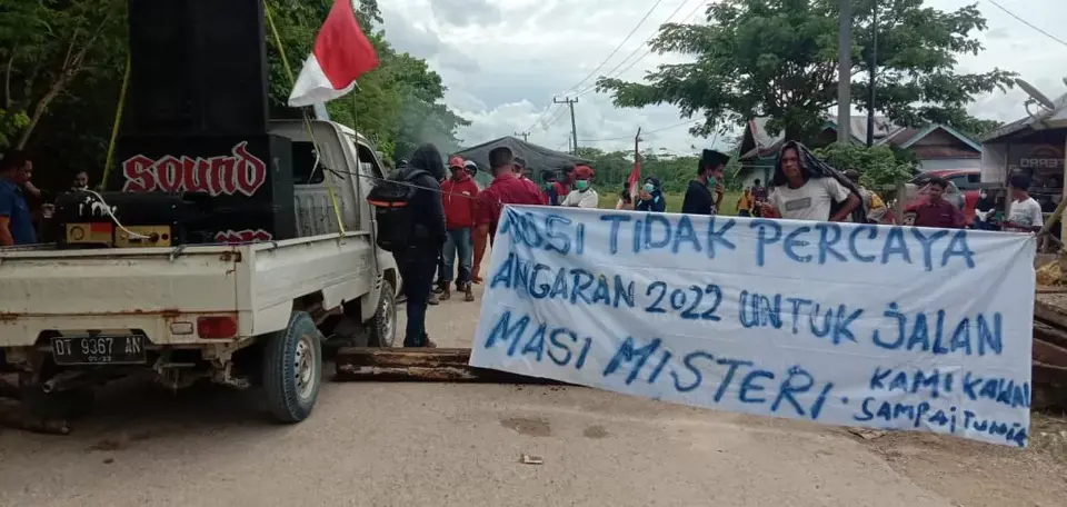 Warga Butur Kembali Blokade Empat Jalur Jalan Provinsi yang Rusak Parah