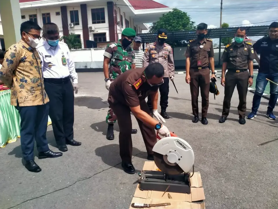 Kejari Muna Musnahkan Barang Bukti Perkara Tindak Pidana Umum