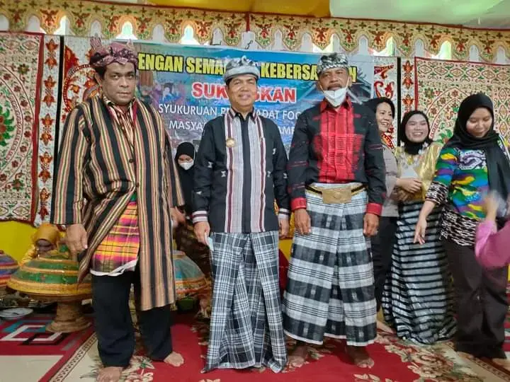 Hadiri Ritual Adat di Kapontori, La Bakry Ajak Masyarakat Tanam Pala dan Kelapa