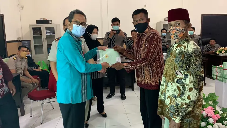 Pemkab Bersama BPN Busel Serahkan 2.026 Sertifikat Tanah Untuk Masyarakat