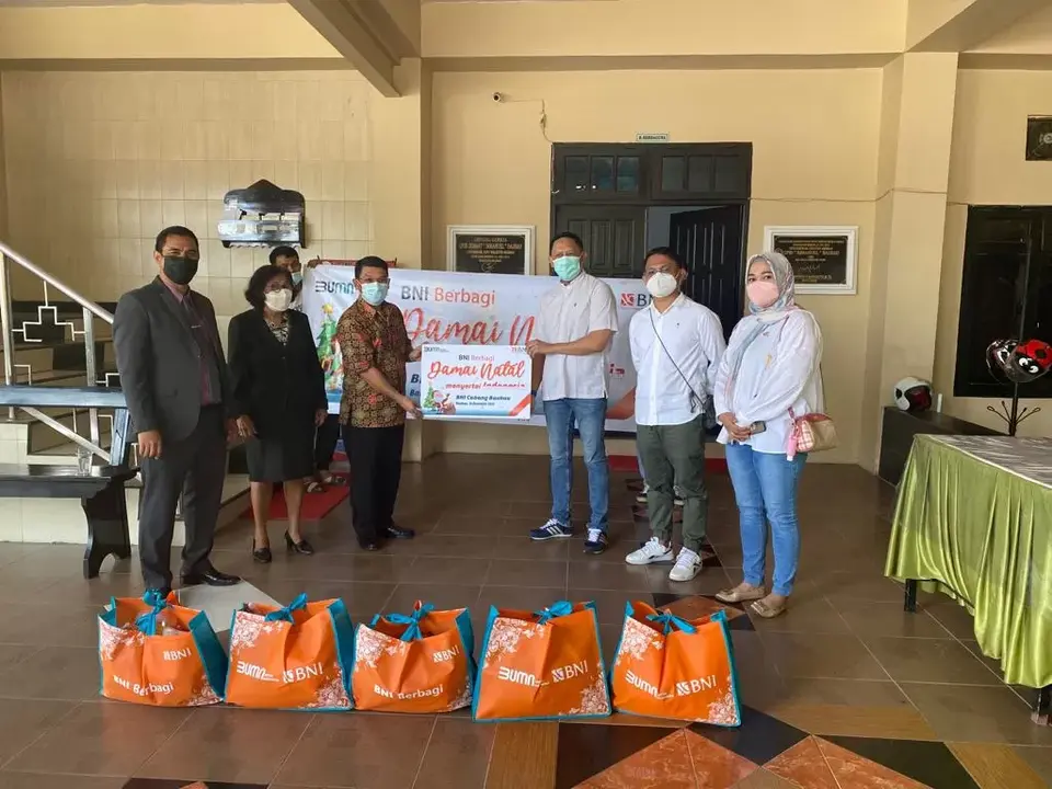 BNI Baubau Salurkan 150 Paket Sembako Natal 2021