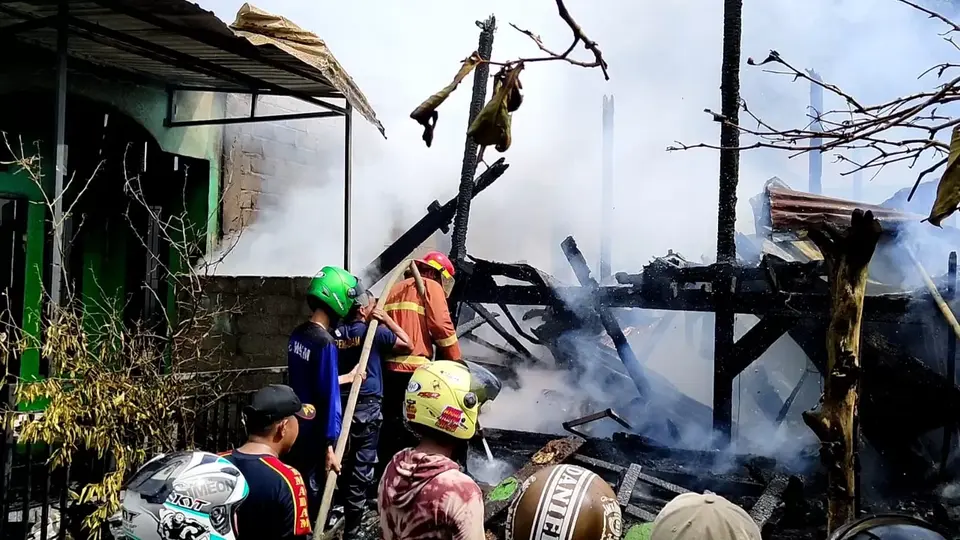 Dua Rumah di Kelurahan Lamangga Dilahap Si Jago Merah