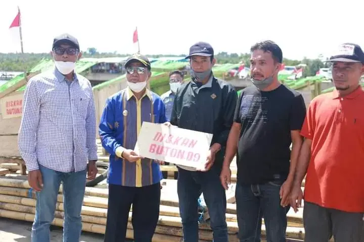 La Bakry Salurkan Bantuan Rumpon ke Nelayan Lasalimu Selatan