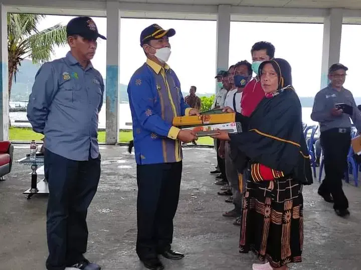 Bupati La Bakry Serahkan Bantuan Sarana Perikanan ke Nelayan Pasarwajo