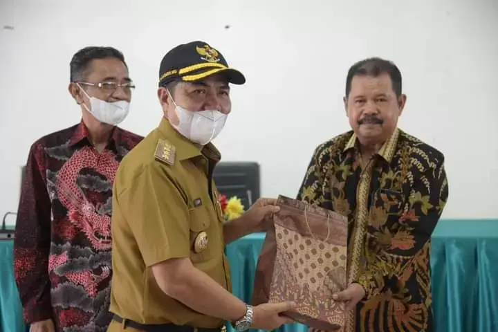 Dua Pejabat di Buton Purnabakti