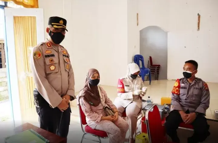Kapolres Buton Tinjau Vaksinasi di Wakoko