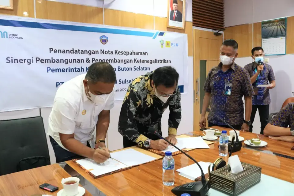 PLN dan Pemkab Busel Teken MoU Penyediaan dan Pelayanan Ketenagalistrikan