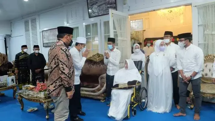 Bupati Buton Hadiri Takziah Malam ke 7 AS Tamrin