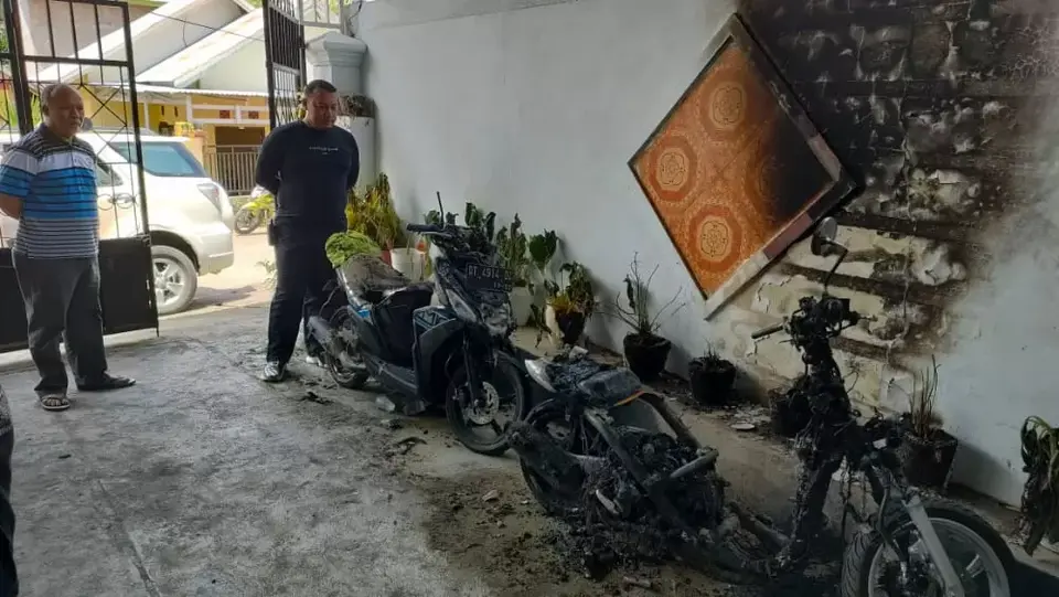 Empat Unit Sepeda Motor Hangus Terbakar