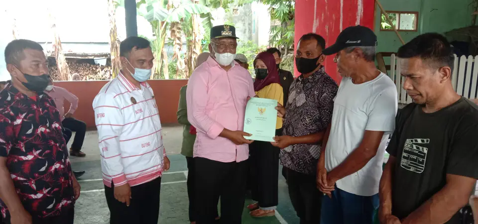 Bupati Buteng Bersama BPN Bagikan 600 Sertifikat Tanah Warga Boneoge