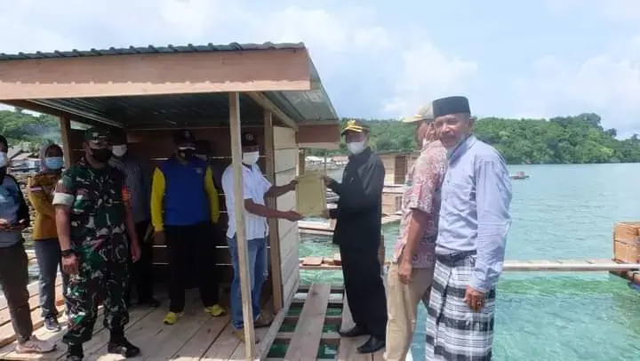 La Bakry Serahkan Keramba ke Nelayan Kapontori