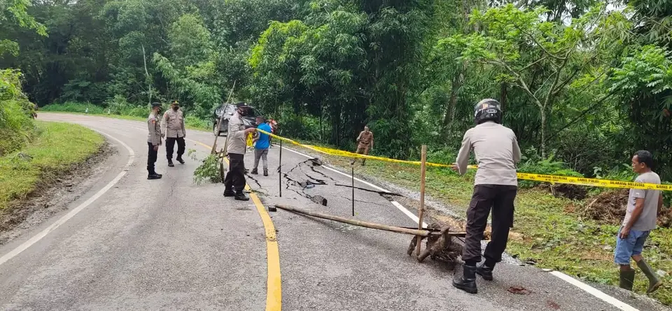 Jalan Amblas, Polsek Sorawolio Pasang Police Line