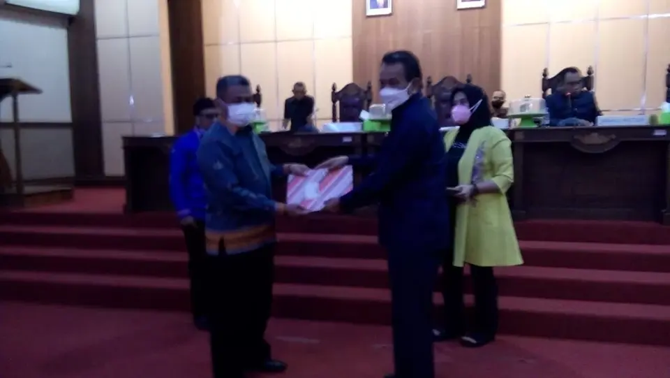 DPRD Muna Tetapkan Enam Raperda Menjadi Perda